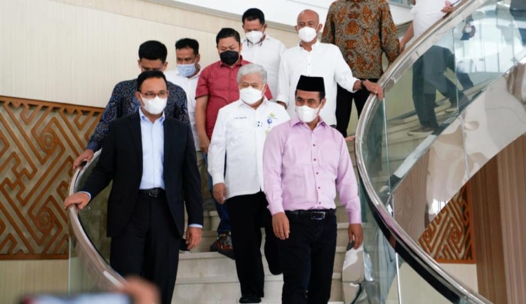 Anies Temui Amran di AAS Building Makassar - Pluz.id